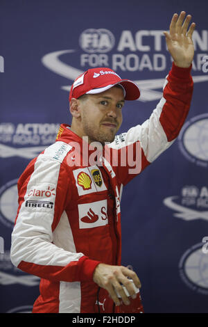 Singapore, Singapore. Xix Sep, 2015. SEBASTIAN VETTEL della Germania e la Scuderia Ferrari si osserva dopo la sessione di qualifiche del 2015 Formula 1 Grand Prix di Singapore a circuito cittadino di Marina Bay, a Singapore. Credito: James Gasperotti/ZUMA filo/Alamy Live News Foto Stock