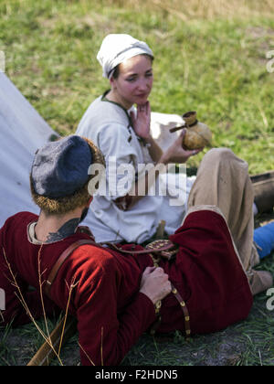 Sett. 19, 2015 - Enactors in abiti medievali appoggiato vicino alla tenda -- Nel festival storici ''civiltà'' a Kiev in Ucraina sono state replicate la storia delle rivoluzioni, del modo di vita e l'atmosfera dei secoli sin dall antichità e la metà del ventesimo secolo © Igor Goiovniov/ZUMA filo/Alamy Live News Foto Stock