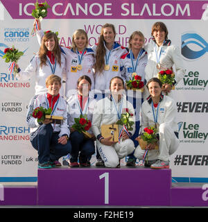 Lea Valley, Londra, Regno Unito. Xix Sep, 2015. ICF Canoa Slalom campionato del mondo. Il giorno 4. Gruppo immagine del K1 donne medaglia del Team vincitori sul podio dopo la presentazione del loro medaglie. Credito: Azione Sport Plus/Alamy Live News Foto Stock