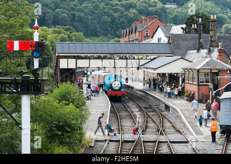 Treno a vapore Thomas Il serbatoio del motore a Llangollen Railway Station durante un evento speciale giornata con persone sulla piattaforma, REGNO UNITO Foto Stock