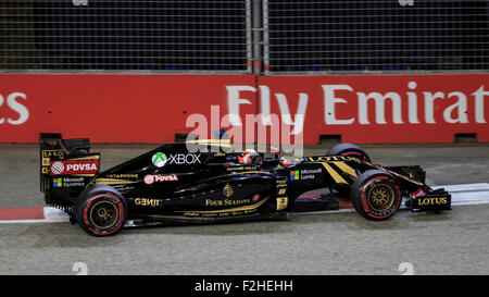 Singapore, Singapore, 19 settembre 2015. Romain Grosjean (di Francia e il team Lotus F1) rivendicato decima posizione durante le qualifiche per il 2015 Grand Prix di Singapore, una gara in notturna intorno al circuito cittadino di Marina Bay in central Singapore, con un tempo di 1:46.413. Sebastian Vettel (della Germania e la Scuderia Ferrari) fissata la Pole Position con il tempo di 1:43.885. Credito: Clive Jones/Alamy Live News Foto Stock