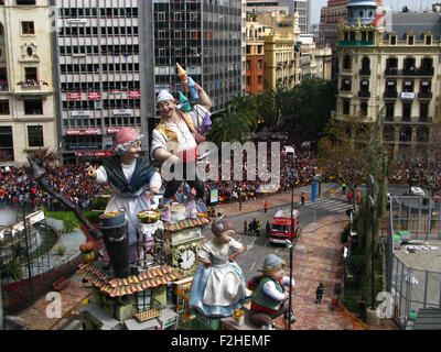 Las Fallas Festival, Valencia, Spagna, un enorme falla in Plaza del Ayuntamiento prima della bruciatura della falla. Foto Stock