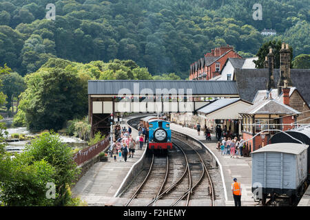Treno a vapore Thomas Il serbatoio del motore a Llangollen Railway Station durante un evento speciale giornata con persone sulla piattaforma, REGNO UNITO Foto Stock