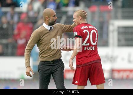 Darmstadt, Germania. Xix Sep, 2015. Monaco di Baviera allenatore Pep Guardiola (l) dà al giocatore Sebastian Rode un abbraccio dopo la Bundesliga tedesca partita di calcio tra SV Darmstadt 98 e FC Bayern Monaco di Baviera a Darmstadt, Germania, 19 settembre 2015. Foto: FREDRIK VON ERICHSEN/dpa (EMBARGO CONDIZIONI - ATTENZIONE: grazie alle linee guida di accreditamento, il DFL consente solo la pubblicazione e utilizzazione di fino a 15 immagini per corrispondenza su internet e nei contenuti multimediali in linea durante la partita.)/dpa/Alamy Live News Foto Stock