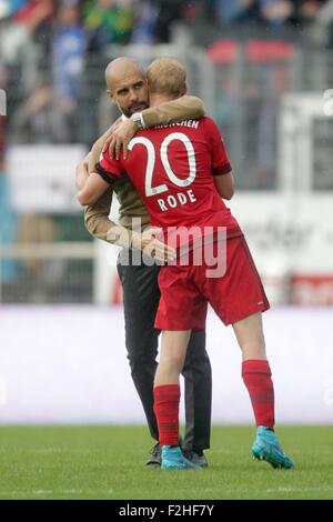 Darmstadt, Germania. Xix Sep, 2015. Monaco di Baviera allenatore Pep Guardiola (l) dà al giocatore Sebastian Rode un abbraccio dopo la Bundesliga tedesca partita di calcio tra SV Darmstadt 98 e FC Bayern Monaco di Baviera a Darmstadt, Germania, 19 settembre 2015. Foto: FREDRIK VON ERICHSEN/dpa (EMBARGO CONDIZIONI - ATTENZIONE: grazie alle linee guida di accreditamento, il DFL consente solo la pubblicazione e utilizzazione di fino a 15 immagini per corrispondenza su internet e nei contenuti multimediali in linea durante la partita.)/dpa/Alamy Live News Foto Stock