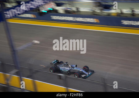 Singapore - 19 Settembre 2015 : britannico Lewis Hamilton di F1 Team Mercedes lungo il rettilineo dei box al Singapore Street il circuito di Formula 1 Qualifiche Grand Prix Credit: Chung Jin Mac/Alamy Live News Foto Stock