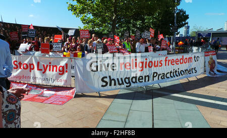 Dalai Lama protesta. La folla a Londra la protesta contro il Dalai Lama per la libertà religiosa al di fuori dell'arena O2 prima del suo show. Foto Stock