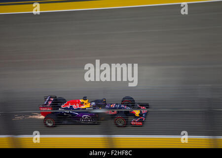 Singapore - 19 Settembre 2015 : australiano Daniel Ricciardo di F1 del Team Red Bull Racing in giù il rettilineo dei box al Singapore Street il circuito di Formula 1 Qualifiche Grand Prix Credit: Chung Jin Mac/Alamy Live News Foto Stock