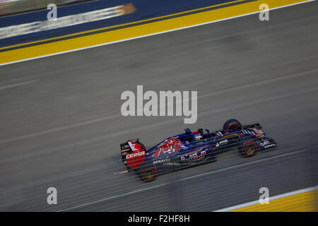 Singapore - 19 Settembre 2015 : Max Verstappen di F1 Team Toro Rosso lungo il rettilineo dei box al Singapore Street il circuito di Formula 1 Qualifiche Grand Prix Credit: Chung Jin Mac/Alamy Live News Foto Stock