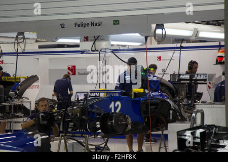 Singapore - 19 Settembre 2015 : team Sauber F1 meccanica prepara Felipe Nasr dell'auto per la qualifica al Singapore Formula 1 Qualifiche Grand Prix Credit: Chung Jin Mac/Alamy Live News Foto Stock