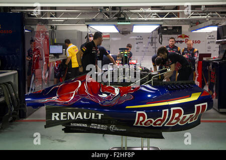 Singapore - 19 Settembre 2015 : team Toro Rosso F1 meccanica prepara Carlos Sainz auto per le qualifiche al Singapore Formula 1 Qualifiche Grand Prix Credit: Chung Jin Mac/Alamy Live News Foto Stock