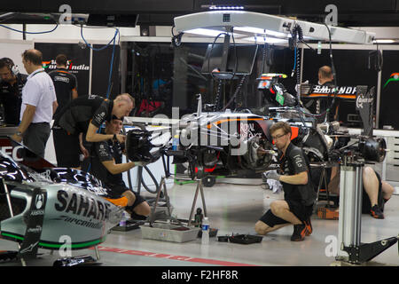 Singapore - 19 Settembre 2015 : Team Sahara Force India F1 meccanica prepara Sergio Perez la macchina per le qualifiche al Singapore Formula 1 Qualifiche Grand Prix Credit: Chung Jin Mac/Alamy Live News Foto Stock