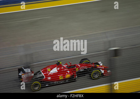 Singapore - 19 Settembre 2015 : Kimi Raikkonen di F1 del team Scuderia Ferrari giù il rettilineo dei box al Singapore Street il circuito di Formula 1 Qualifiche Grand Prix Credit: Chung Jin Mac/Alamy Live News Foto Stock