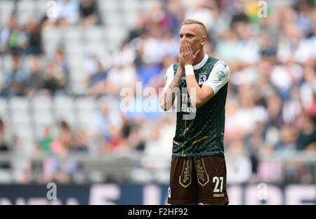 Monaco di Baviera Marius Wolf reagisce dopo un obiettivo mancato girato durante il tedesco della seconda divisione della Bundesliga partita di calcio tra TSV 1860 Monaco di Baviera e 1. FC Kaiserslautern nello stadio Allianz Arena di Monaco di Baviera, Germania, il 19 settembre 2015. Foto: Andreas Gebert/dpa Foto Stock