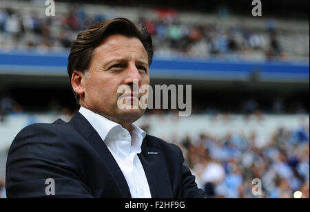 Kaiserslautern's head coach Kosta Runjaic durante il tedesco della seconda divisione della Bundesliga partita di calcio tra TSV 1860 Monaco di Baviera e 1. FC Kaiserslautern nello stadio Allianz Arena di Monaco di Baviera, Germania, il 19 settembre 2015. Foto: Andreas Gebert/dpa Foto Stock