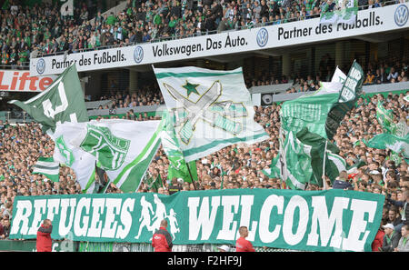 Il Werder è un fan tenere un banner che recita "rifugiati Benvenuti' durante la Bundesliga tedesca partita di calcio tra Werder Brema e FC Ingolstadt 04 a Bremen, Germania, 19 settembre 2015. Foto: CARMEN JASPERSEN/dpa (EMBARGO CONDIZIONI - ATTENZIONE: grazie alle linee guida di accreditamento, il DFL consente solo la pubblicazione e utilizzazione di fino a 15 immagini per corrispondenza su internet e nei contenuti multimediali in linea durante la partita). Foto Stock