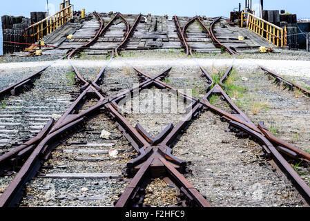 Cross-over le vie a rampa per flottazione auto banchina di carico, Bay Coast Railroad, Cape Charles, Virginia Foto Stock