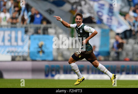 Monaco di Baviera Milos Degenek celebra la sua 1-0 obiettivo durante il tedesco della seconda divisione della Bundesliga partita di calcio tra TSV 1860 Monaco di Baviera e 1. FC Kaiserslautern nello stadio Allianz Arena di Monaco di Baviera, Germania, il 19 settembre 2015. Foto: Andreas Gebert/dpa Foto Stock