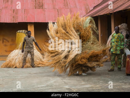 Il Benin, Africa Occidentale, Porto-Novo, zangbeto custode della notte spirito danza nel palazzo reale Foto Stock