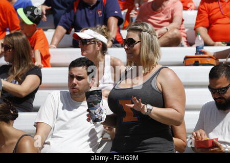 19 settembre 2015: NCAA Football match tra i combattimenti Illini dell'Illinois e della North Carolina Tarheels a Kenan Memorial Stadium di Chapel Hill, NC. Scott Kinser/CSM Foto Stock