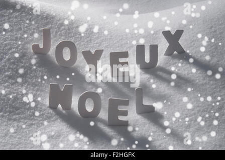 Parola bianco Joyeux Noel significa Buon Natale sulla neve, fiocchi di neve Foto Stock