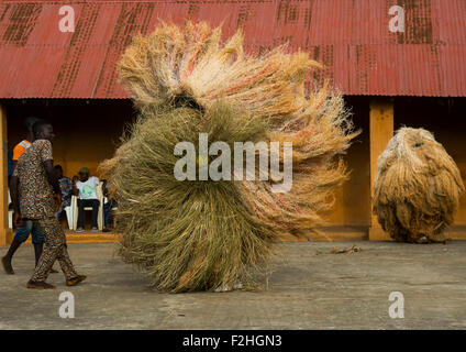 Il Benin, Africa Occidentale, Porto-Novo, zangbeto custode della notte spirito danza nel palazzo reale Foto Stock