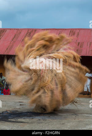 Il Benin, Africa Occidentale, Porto-Novo, zangbeto custode della notte spirito danza nel palazzo reale Foto Stock