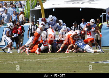 19 settembre 2015: NCAA Football match tra i combattimenti Illini dell'Illinois e della North Carolina Tarheels a Kenan Memorial Stadium di Chapel Hill, NC. Scott Kinser/CSM Foto Stock