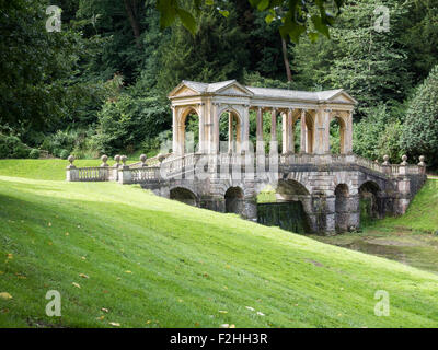 Palladiano ponte sopra il lago in prima Park Foto Stock