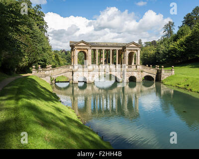 Palladiano ponte sopra il lago in prima Park Foto Stock