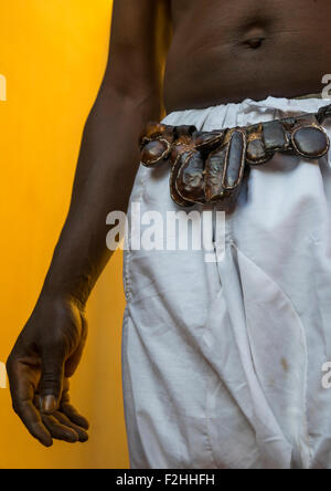 Il Benin, Africa Occidentale, Bonhicon, kagbanon bebe voodoo sacerdote durante una cerimonia con il suo amuleti Foto Stock