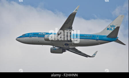 KLM Royal Dutch Airlines Boeing 737 PH-BGK decollare da London Heathrow Airport LHR Foto Stock