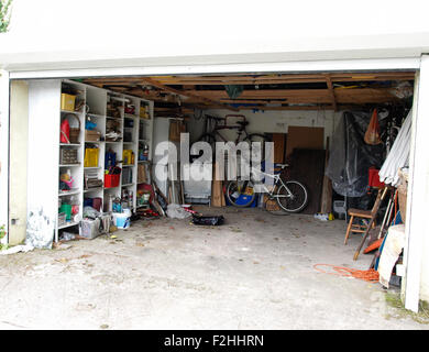 Garage con mensole di deposito, Devon, Regno Unito Foto stock - Alamy