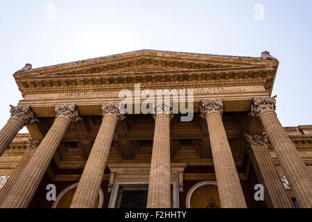 Ingresso del Teatro Massimo Vittorio Emanuele di Palermo, in Sicilia. È la terza più grande opera house in Europa. Foto Stock