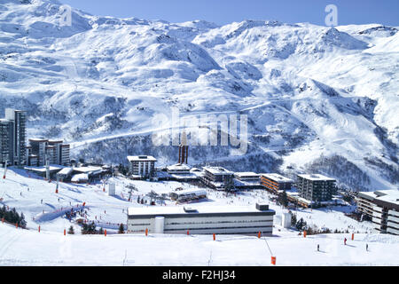 Inverno nevoso alta montagna panorama francese della località sciistica di Les Menuires in 3 valli delle Alpi sulla giornata di sole Foto Stock