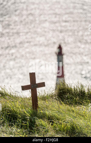 Croce di legno come un memoriale, sulla cima di una scogliera a Beachy Head in East Sussex. Beachy Head è un famoso suicidio posto così come una destinazione turistica. Foto Stock