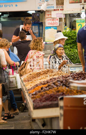 Gerusalemme, Israele - 30 luglio 2015:un titolare di stallo serve i clienti a Gerusalemme il mercato di Gerusalemme,Israele il 30 luglio 2015. Foto Stock