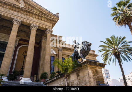 Il Teatro Massimo Vittorio Emanuele di Palermo, in Sicilia. È la terza più grande opera house in Europa. Foto Stock