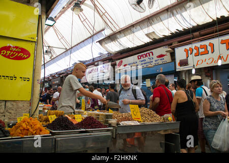 Gerusalemme, Israele - Luglio 30, 2013:un titolare di stallo serve i clienti a Gerusalemme il mercato di Gerusalemme,Israele il 30 luglio 2013. Foto Stock