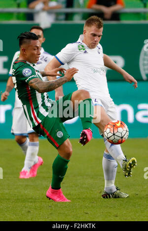 Budapest, Ungheria. 19 Settembre, 2015. Duello tra Cristian Ramirez del Ferencvaros (l) e Balazs Benyei di B'csaba durante Ferencvaros vs. Bekescsaba Banca OTP League Football Match in Groupama Arena. Credito: Laszlo Szirtesi/Alamy Live News Foto Stock