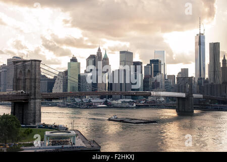 Il centro di vista di New York al tramonto a caldo con tonificanti e drammatico sky Foto Stock