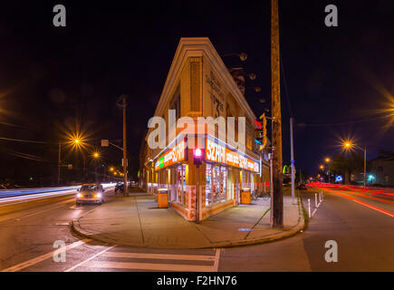 Una Pizza Pizza fast food ristorante di notte, situato dove Main St Oriente e King St oriente si incontrano a Hamilton, Ontario, Canada. Foto Stock