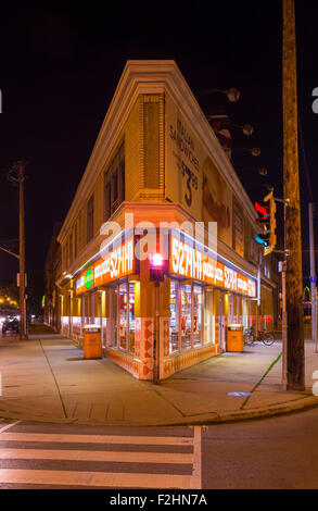 Una Pizza Pizza fast food ristorante di notte, situato dove Main St Oriente e King St oriente si incontrano a Hamilton, Ontario, Canada. Foto Stock