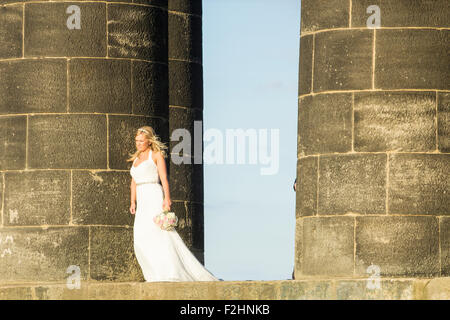 Monumento Penshaw, Penshaw, Tyne & Wear, Regno Unito. Meteo: Una gloriosa fine al giorno dal conte di Durham è un monumento, meglio conosciuto localmente come monumento Penshaw. Il 70 piede alta follia, costruito nel 1844, è una replica del Tempio di Efesto ad Atene e può essere visto per miglia intorno a. È considerato essere Wearside più amato punto di riferimento, persino apparendo sul badge di Sunderland Football Club. Nella foto: la sposa e lo Sposo sessione fotografica nel tardo pomeriggio di sole Credito: Alan Dawson News/Alamy Live News Foto Stock