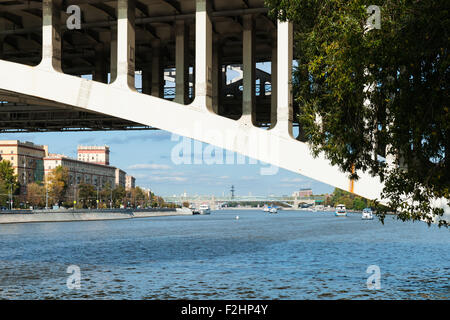 Mosca, Russia. Sabato 7 settembre 19, 2015. Weekend caldo. È comodo per essere all'esterno. Il fiume di Mosca e la vista prospettica in direzione per il centro città. Froonzenskaya embankment (sinistra). Il prestigioso luogo per abitare. È possibile vedere la cupola dorata di Ivan il grande campanile del Cremlino di Mosca. Esso è stato visto da ovunque, da qui il nome grande. Andreevsky ponte pedonale in background. Mosca Gorky Park e il poeta Alexander Pushkin) embankment (a destra). Credito: Alex Immagini/Alamy Live News Foto Stock