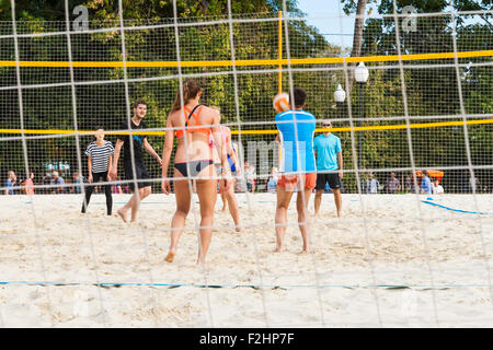 Mosca, Russia. Sabato 7 settembre 19, 2015. Weekend caldo. È comodo per essere all'esterno. Beach volley in Gorky Park. Unidentified giovani uomini e giovani donne sul campo da pallavolo, ricoperta con un strato spesso di spiaggia di sabbia. Credito: Alex Immagini/Alamy Live News Foto Stock