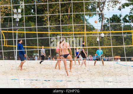 Mosca, Russia. Sabato 7 settembre 19, 2015. Weekend caldo. È comodo per essere all'esterno. Beach volley in Gorky Park. Unidentified giovani uomini e giovani donne sul campo da pallavolo, ricoperta con un strato spesso di spiaggia di sabbia. Credito: Alex Immagini/Alamy Live News Foto Stock