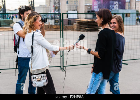 Mosca, Russia. Sabato 7 settembre 19, 2015. Weekend caldo. È comodo per essere all'esterno. L'intervista. Unidentified reporters intervista giovani donne all'entrata di Gorky Park. Credito: Alex Immagini/Alamy Live News Foto Stock