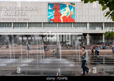 Mosca, Russia. Sabato 7 settembre 19, 2015. Weekend caldo. È comodo per essere all'esterno. Il bagno di un cavallo rosso. La fontana di divertimento di fronte alla galleria Tretyakov filiale. Il XX secolo e arte contemporanea è esposta in questo edificio. Credito: Alex Immagini/Alamy Live News Foto Stock