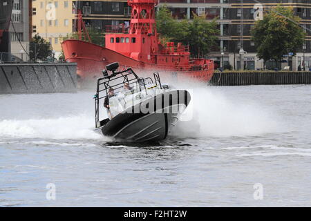 Norsafe progetto Magnum battello di emergenza veloce essendo dimostrato durante la fiera DSEI a Excel di Londra nel settembre 2015. Foto Stock